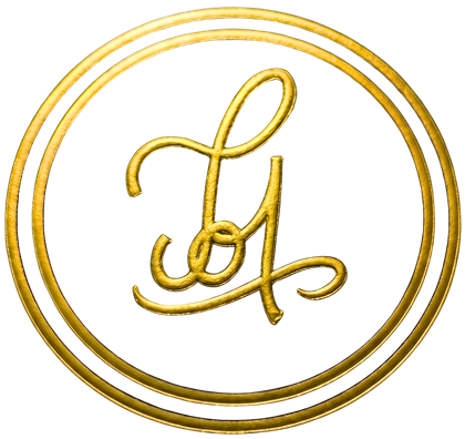 Tom Oles logo: et gullfarget, håndskrevet monogram i en dobbel sirkel.